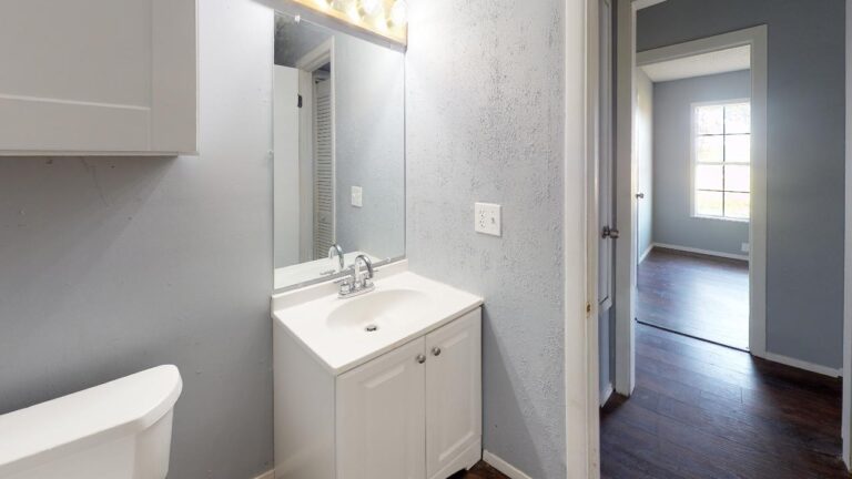 83-Keith-St-Victoria-TX-Bathroom