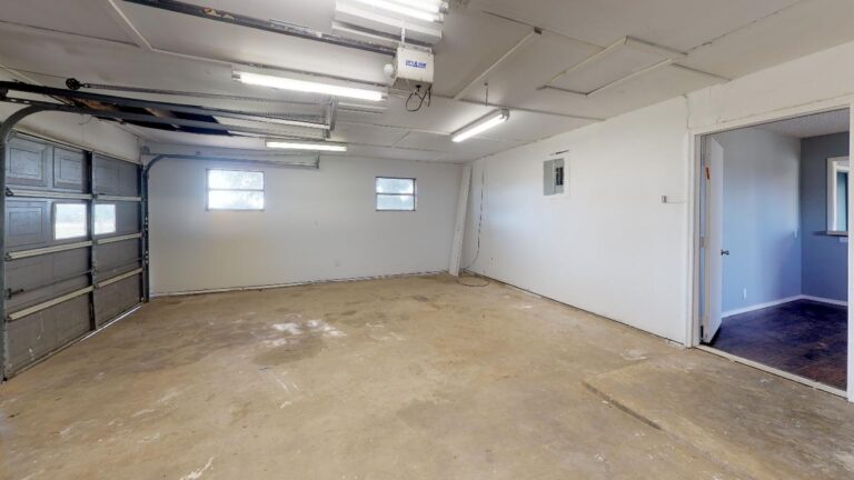 83-Keith-St-Victoria-TX-Garage